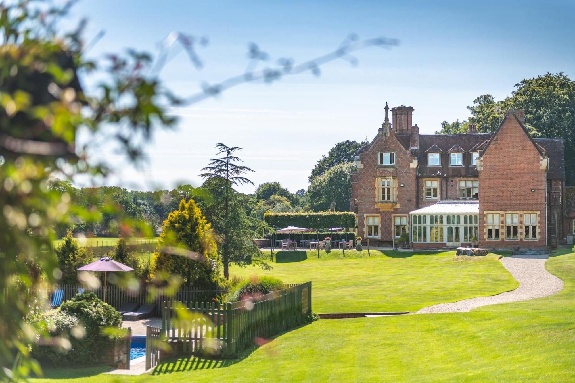 Hotel Burley Manor Exterior foto